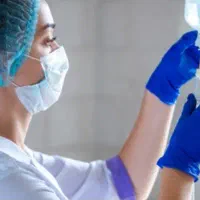 سرم تراپی پانسمان توسط کارشناس پرستاری خانم