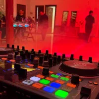 دی‌جی حرفه‌ای با تجهیزات کامل نور و صدا