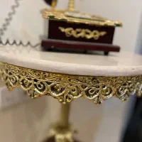 میز تلفن برنجی رنگ ثابت با تلفن زیبا