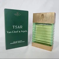 مجسمه قدیمی و شیشه عطر ادکلن خالی