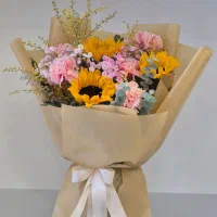 دسته گل تبریک آفتابگردان تزیین شده با میخک