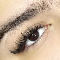 کاشت مژه ( چسب بدون اسیب ومژه ابریشمی)