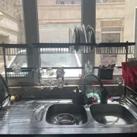 آب چکان پشت پنجره