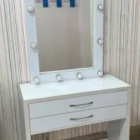 میز و اینه چراغدار