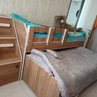 تخت رو طبقه همراه میز ارایش و جاکتابی|تخت و سرویس خواب|تهران, تولید دارو|دیوار