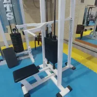 دستگاهای بدنسازی  و  دمبل یکجا به فروش می‌رسد