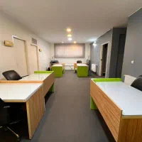 اجاره میز در فضای کار اشتراکی|اجارهٔ کوتاهمدت دفتر کار و فضای آموزشی|اصفهان, فیض|دیوار