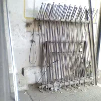 نرده حفاظ روی دیوار