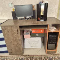 میز تحریر و کامپیوتر
