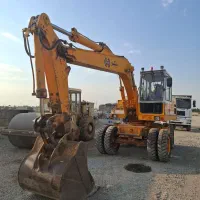 راننده بیل مکانیکی لاستیکی