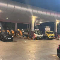 پمپچی و اپراتور جایگاه سوخت