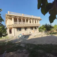 سنگ‌کاری ساختمان انجام میشود