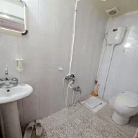 توالت فرنگی و سیفون ایستاده.دوش .روشویی