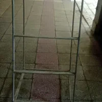 یک عدد چهار پایه آهنی به طول۱متر۳۰ سانت