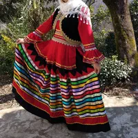 دوخت لباس محلی در طرح و رنگ متفاوت.