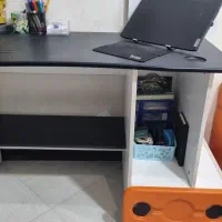 2 تخت خواب و میز مطالعه