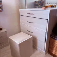 تخت خواب دو نفره با پاتختی و میز آرایش و پاف