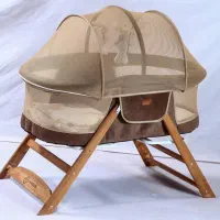 تخت کنار مادر سیسمونی مانی نی