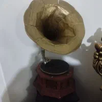 گرامافون و میز