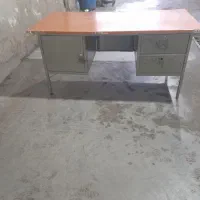 میز تحریر و ویترین