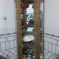 مبل هفت نفره . ویترین. میز عسلی .زیر تلویزیون
