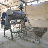 کارگر ساده جهت جابه‌جایی کیسه‌های پودری