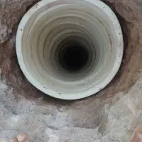 چاه کن فاضلاب لایه روبی.توشهربیرون ازشهر