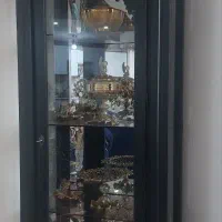 ویترین چوبی پشت آینه ای