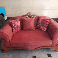 مبل کم کار تمیز با چهار عدد صندلی جدا.