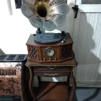 گرامافون با میز