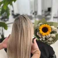 رنگ مو و اکستنشن مژه و پروتئین تراپی