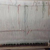 دار فرش که چهل رج هم بافته شده باتمام نخ های فرش