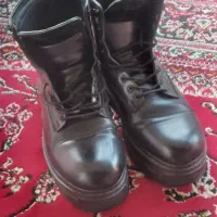 یک جفت پوتین مشکی