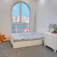 تخت و،تشک،دراور و آینه چوبی