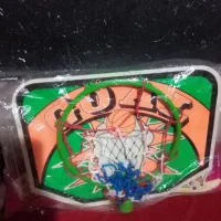 سبد بسکتبال به همراه توپ
