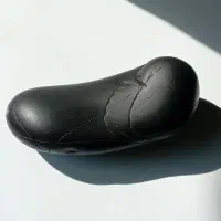 سنگی سیاه (مهره باستانی چند هزار ساله )