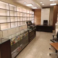 دکور قفسه ویترین صندلی میز مدیریت چراغ پیشخوان