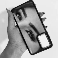 نقاشی چهره/چشم روی قاب موبایل و کتاب