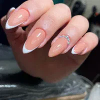 کاشت ناخن وآموزش