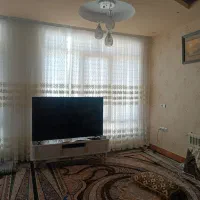 پرده حریر با دو یلان کرم و قهوه‌ای و پرده درب کوچک