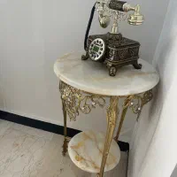 میز و تلفن سلطنتی