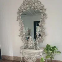 آینه کنسول،ساعت ایستاده و میز زیر تلویزیون