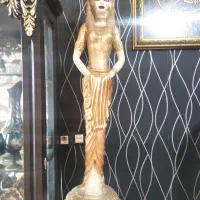 مجسمه همراه با پایه چوبی