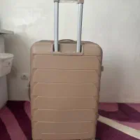 تعدادی چمدان به فروش می‌رسد