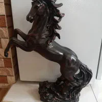 یک عدد مجسمه اسب