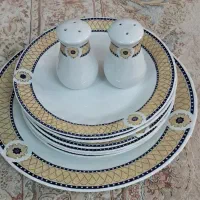 ظروف آشپزخانه نو و تمیز