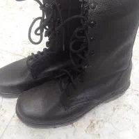 یک جفت پوتین سربازی آکبند