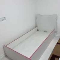 تخت نوجوان به همراه تشک و پاتختی