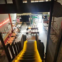 پیتزازن وسط کار رستوران ایتالیایی