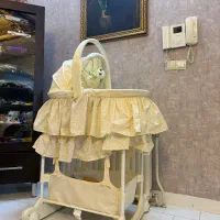 تخت کنار مادر